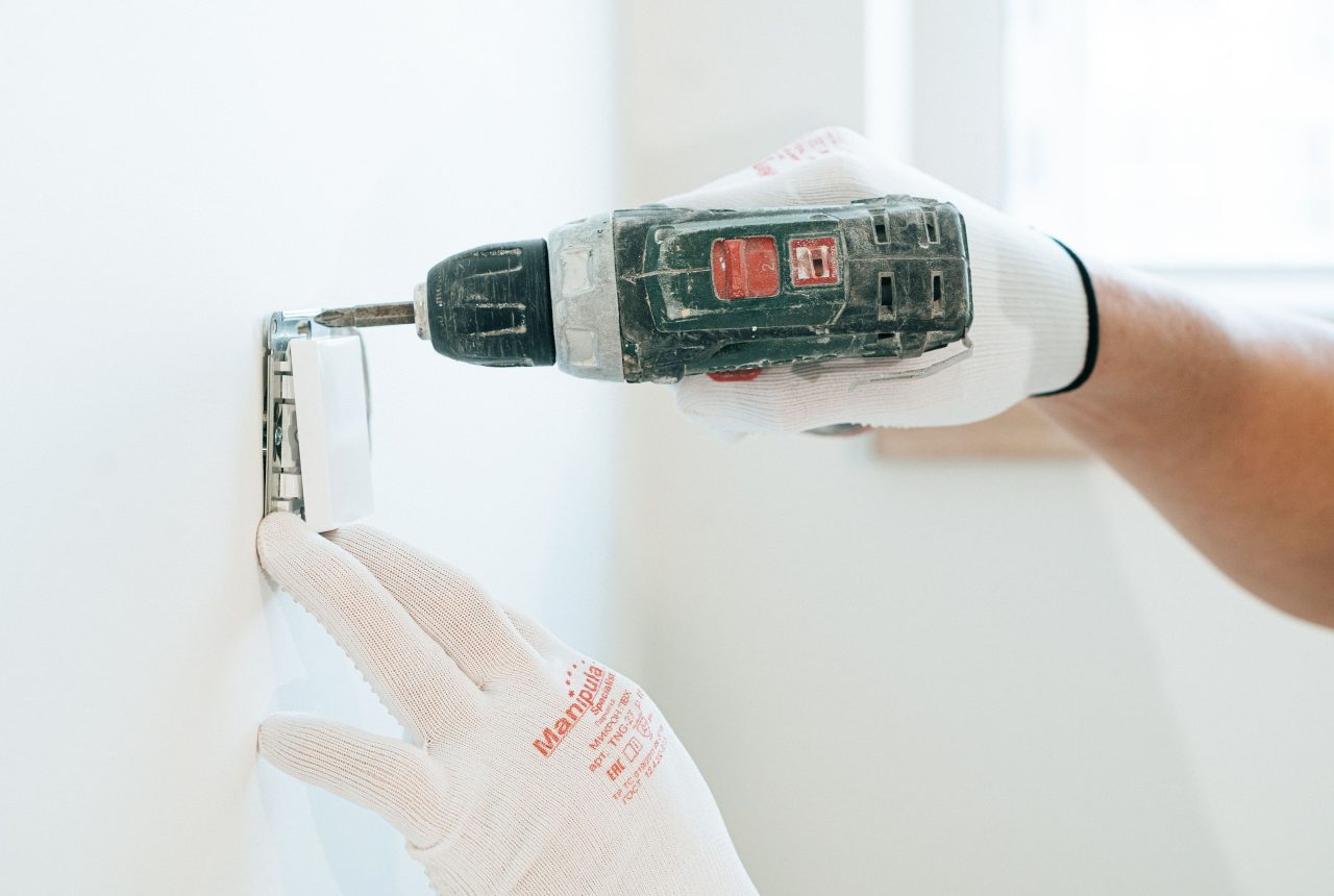 Elektrofachkraft montiert eine Installation